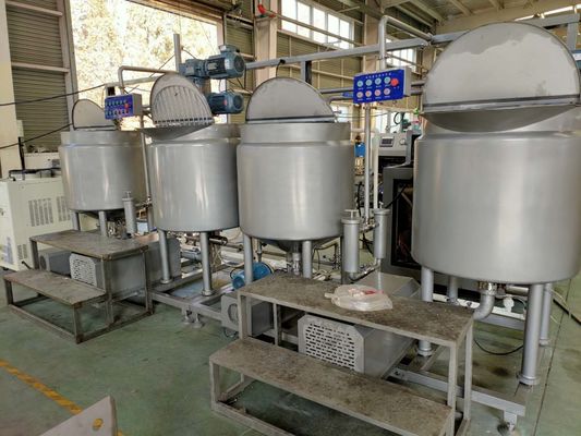 Αγορά 4 αναμιγνύοντας τη γραμμή παραγωγής κέικ εμπορευματοκιβωτίων ράψτε τη μηχανή με τη διάσταση 3.5m×2.5m×2.2m διαδικτυακή κατασκευή