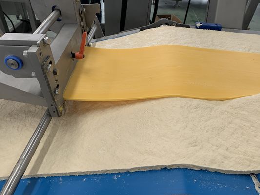 Αγορά 600-1200kg/h Δυνατότητα γραμμή παραγωγής ζαχαροπλασμάτων με πύραυλο ημιαυτόματη / πλήρως αυτόματη για γεμισμένα ή κενά ζαχαροπλαστικά online manufacture